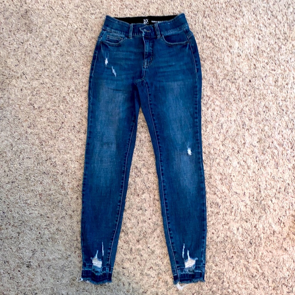 Distressed skinny jeans!!